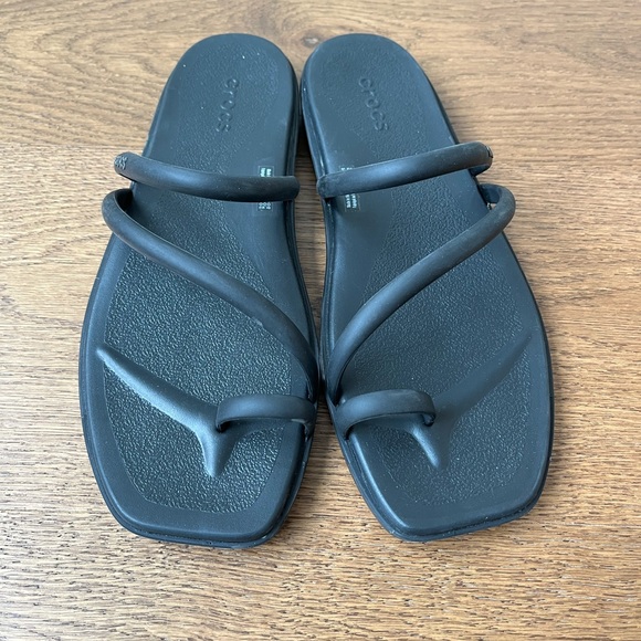 Crocs Women's Size 9 Black Miami Toe Loop Strap Slip-On Thong Sandal 209862 NWOT - Picture 1 of 9